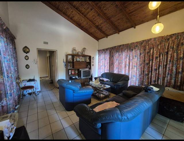 3 BEDROOM TOWNHOUSE FOR SALE IN VANDERBIJLPARK CE 3